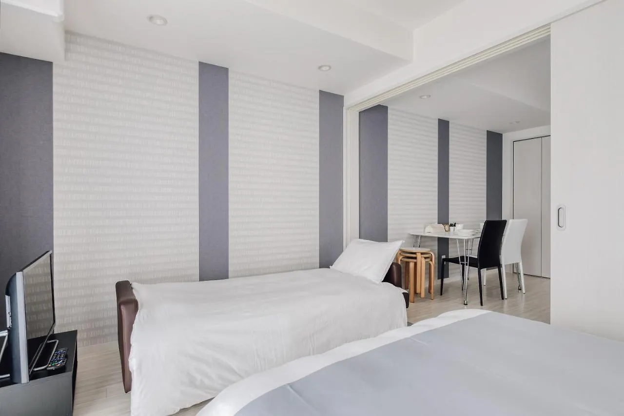 Bon Condo Namba Nipponbashi Osaka 3*,